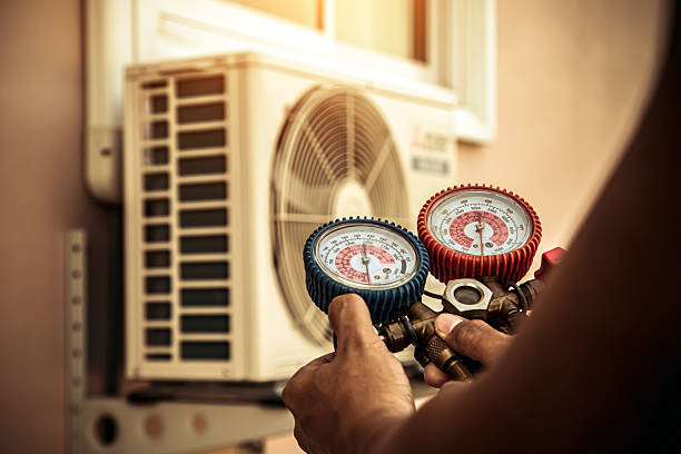 Professional Hvac technician working in Sun City, FL